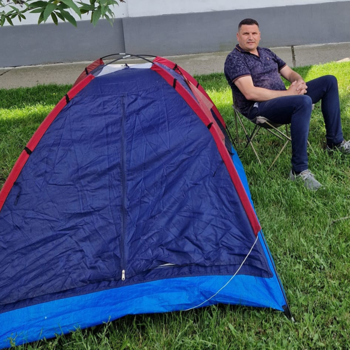 catalin pinzariu presedinte interimar pnl sacalaz Cătălin Pînzariu, pe vremea când stătea cu cortul în fața Primăriei Săcălaz în semn de protest față de ședințele ”de îndată” convocate de primarul Viorel Nicu